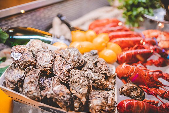 Frischetheke mit Austern und Meeresfruechten